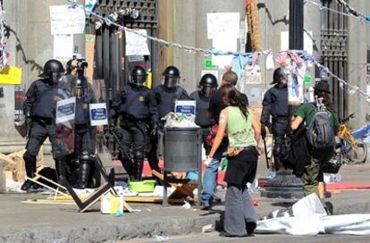 Los Mossos d'Esquadra, a las puertas del edificio de Banesto, durante los incidentes del 29 de septiembre de 2010.