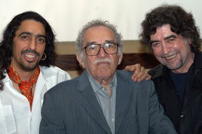 El cantaor Diego "El Cigala" y Joaquín Sabina flanquean a Gabriel García Márquez en una imagen del 30 de octubre de 2006, durante un encuentro en la embajada de España en México.