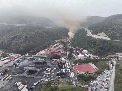 Unos 110 mineros se encontraban en la zona en el momento de la explosión, casi la mitad de ellos a más de 300 metros de profundidad, según las autoridades locales. En la imagen, vista general de la mina, este sábado.