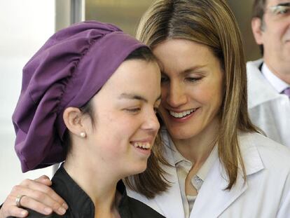 Doña Letizia, con una de las jóvenes de la fundación.