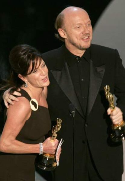 Los productores Cathy Schulman (izquierda) y Paul Haggis recogen el Oscar a la Mejor película por <i>Crash</i>. A pesar de llevarse el Oscar al Mejor director (Ang Lee), <i>Brokeback Mountain</i> no ha podido conseguir también la estatuilla a la Mejor película.