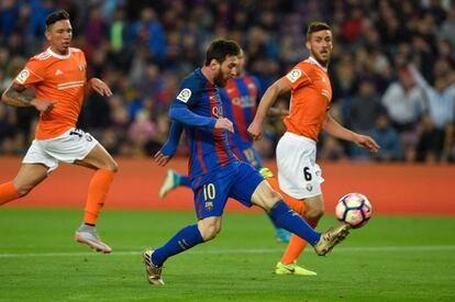 El jugador del Barcelona Leo Messi marca el primer gol durante el partido que enfrenta al equipo culé y al Osasuna en el Camp Nou.