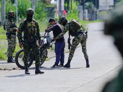 Elementos del ejército colombiano revisan a un motorista en Jamundí,  el 20 de junio de 2024.