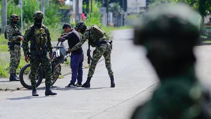 Elementos del ejército colombiano revisan a un motorista en Jamundí,  el 20 de junio de 2024.