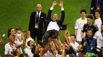 Zidane, manteado por los jugadores tras lograr la Undécima.