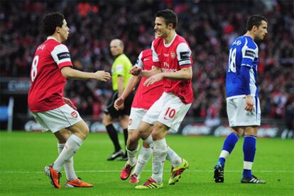 Van Persie se duele instantes después de marcar contra el Birmingham en la final de la Copa inglesa.