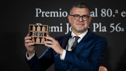 Jaume Clotet, amb el premi Josep Pla.