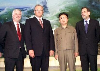 Por la izquierda, el comisario Chris Patten; el primer ministro sueco, Göran Persson; el presidente Kim Jong II, y Javier Solana, <i>mister Pesc</i>, ayer en Pyongyang.