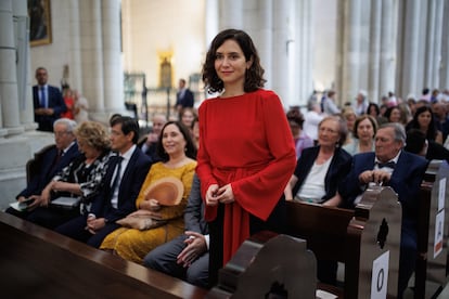 La presidenta de Madrid, Isabel Díaz Ayuso, durante la primera misa como arzobispo de Madrid de José Cobo, en La Almudena el 8 de julio.