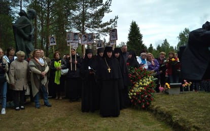 Las monjas marchando con los retratos de los españoles hacia el monumento.