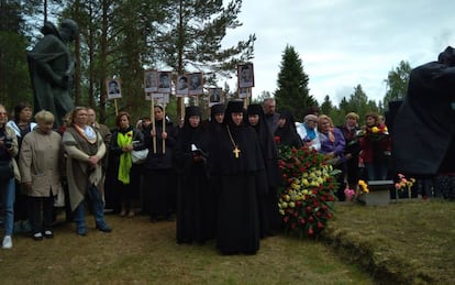 Las monjas marchando con los retratos de los españoles hacia el monumento.
 
 