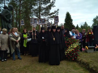 Las monjas marchando con los retratos de los españoles hacia el monumento.
 
 