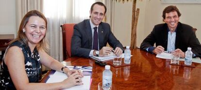 Maria Salom, presidenta del Consell Insular, Jos&eacute; Ram&oacute;n Bauz&aacute;, presidente del Govern de Baleares y Mateu Iser, alcalde de Palma de Mallorca.