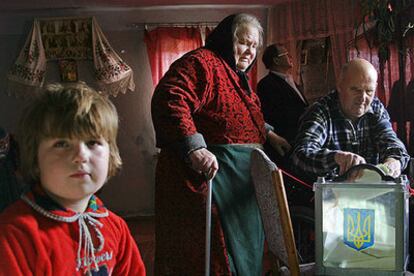 Una pareja de ancianos vota en el pueblo de Khotianivka, cerca de Kiev.