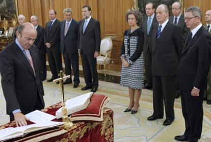 Luis de Guindos jura su cargo como ministro de Economía y Competitividad ante los Reyes en el Palacio de la Zarzuela.