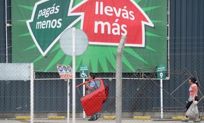 Pared de un supermercado saqueado en Argentina.