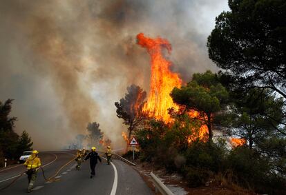 Bomberos trabajan en una carretera cercana a Ojen.