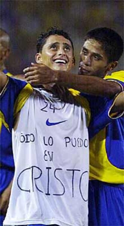 Giovanny Hernández celebra su gol a Perú en la Copa América.