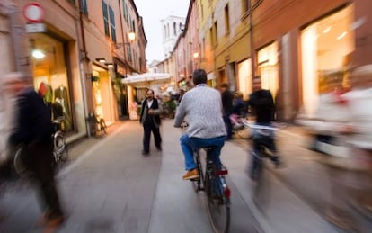 Ciclista en la calle Mazzini de Ferrara (Italia).