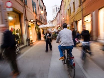 Ciclista en la calle Mazzini de Ferrara (Italia). 