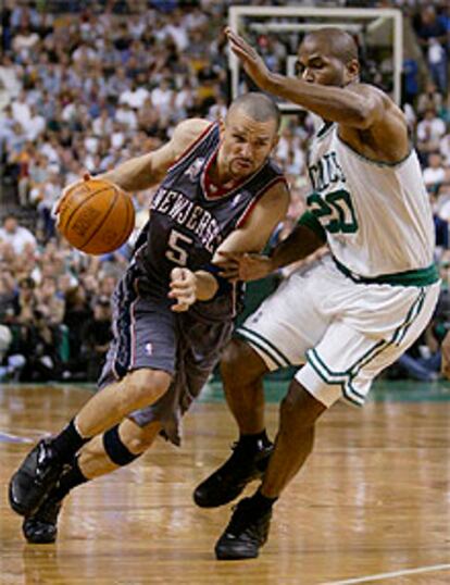 El base de los Nets, Jason Kidd, penetra hacia la canasta pese a la oposión de Strickland, de los Celtics.