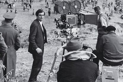 El director norteamericano Stanley Kubrick, en el rodaje en Espa?a, con polica controlador incluido (de espaldas), de 'Espartaco' (1960).