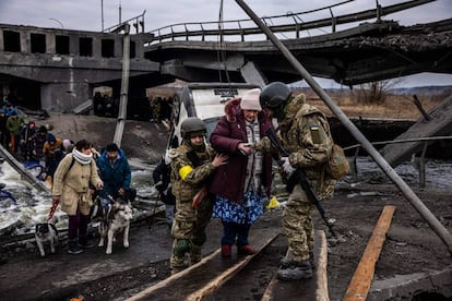 Soldados ucranios ayudan a evacuar civiles en Irpin.