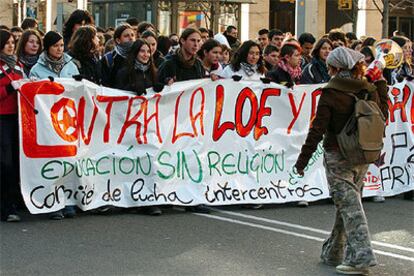 Unos 200 estudiantes se han manifestado hoy por las calles de Zaragoza para protestar contra la reforma educativa.