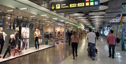 Área de tiendas en la terminal 4 del aeropuerto madrileño de Barajas. 