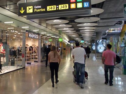 Área de tiendas en la terminal 4 del aeropuerto madrileño de Barajas. 