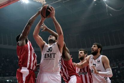 Bouroussis intenta anotar ante Collins.