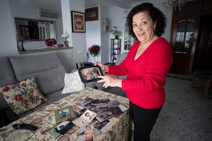 Carmen Aguilar muestra fotos de su hijo Vitaly y el resto de su familia.