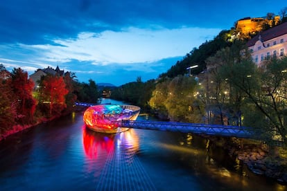 Murinsel, la plataforma que conecta las dos orillas de Graz.