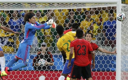 Guillermo Ochoa, o goleiro mexicano, grande herói do jogo.