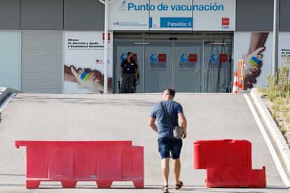 Un hombre se acerca al hospital Isabel Zendal de Madrid, donde se administra la vacuna contra la viruela del mono.