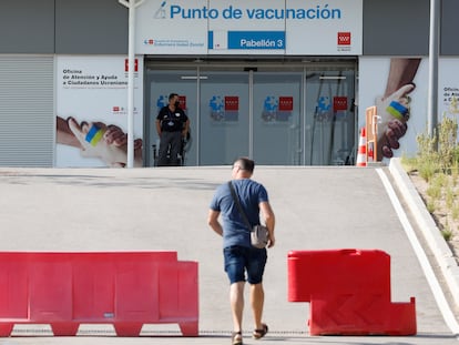 Un hombre se acerca al hospital Isabel Zendal de Madrid, donde se administra la vacuna contra la viruela del mono.