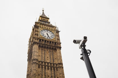 Dos cámaras de vigilancia junto al Big Ben, en Londres.