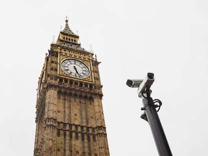 Dos cámaras de vigilancia junto al Big Ben, en Londres.