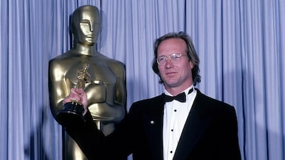William Hurt, con el Oscar en la mano por 'El beso de la mujer araña'