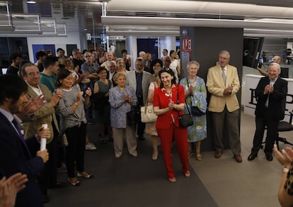 Los miembros de la Redacción de EL PAÍS en Madrid aplauden, en junio de 2017, a un grupo de suscriptores que leen el diario desde 1976.