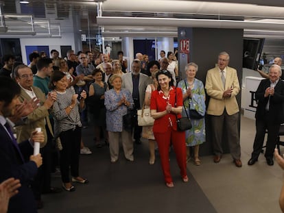 Los miembros de la Redacción de EL PAÍS en Madrid aplauden, en junio de 2017, a un grupo de suscriptores que leen el diario desde 1976.