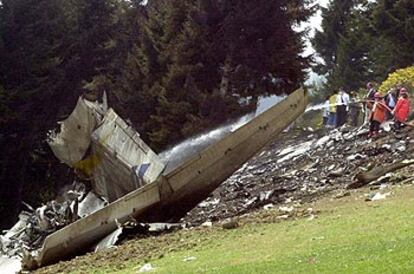 Imagen del avión ucranio Yakovlev 42 en el que fallecieron 62 militares en Trebisonda (Turquía), en mayo pasado.