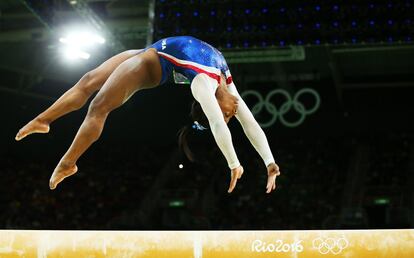 Simone Biles de Estados Unidos compite en barra de equilibrio.