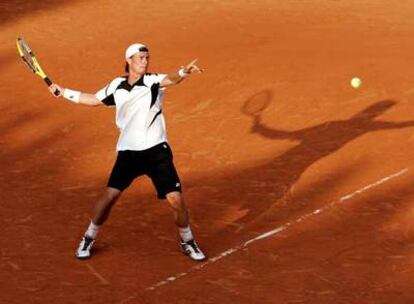 Lleyton Hewitt se prepara para devolver una bola en su encuentro de la tercera ronda frente a Jarkko Nieminen.