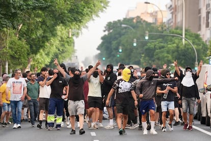 Las primeras horas de la huelga del metal en la provincia de Cádiz se viven con la quema de barricadas en las carreteras, cortes de tráfico que han ocasionado importantes atascos en Puerto Real, y la interrupción de la circulación ferroviaria tanto de acceso como de salida a la bahía gaditana.
