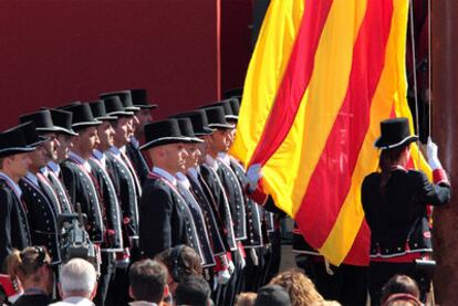 <i>Mossos</i> izan la bandera catalana en el acto institucional de la mañana.