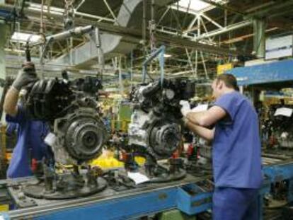 En la imagen, cadena de montaje de la factoria de Ford en Almussafes (Valencia). EFE/Archivo