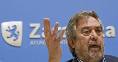 El alcalde de Zaragoza, Juan Alberto Belloch, durante la rueda de prensa en la que anunci&oacute; que no se presentar&aacute; a la alcald&iacute;a. 