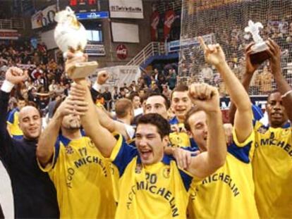 Los jugadores del Balonmano Valladolid festejan por todo lo alto la Copa ASOBAL, el primer título de su historia.