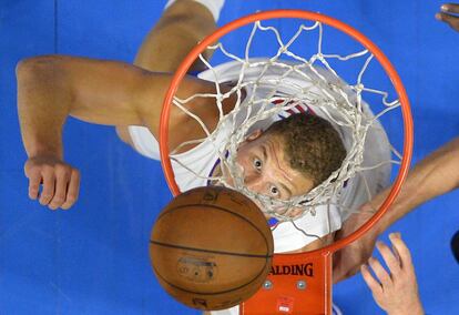 Blake Griffin de Los Angeles Clippers en el partido de la NBA contra los San Antonio Spurs, en Los ?ngeles, Estados Unidos.